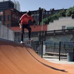 Adrenalin a város szívében: a modern gördeszka rámpa