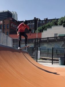 Adrenalin a város szívében: a modern gördeszka rámpa